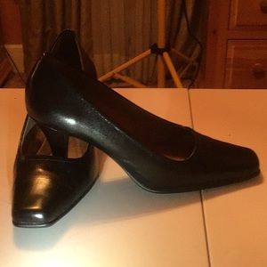Black Pumps